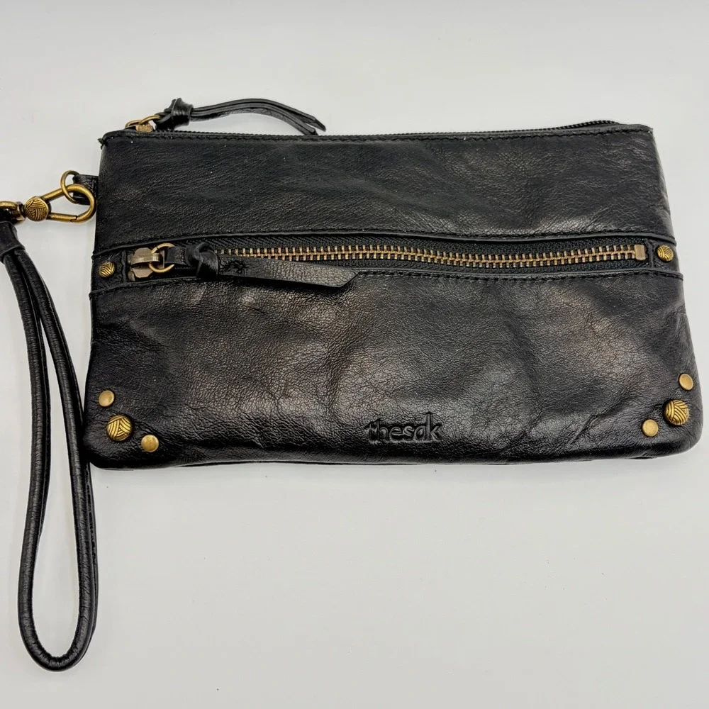 The SAK Sanibel Leather‎ Charging Wristlet Black Leather Top Zip Card Slots 8x5